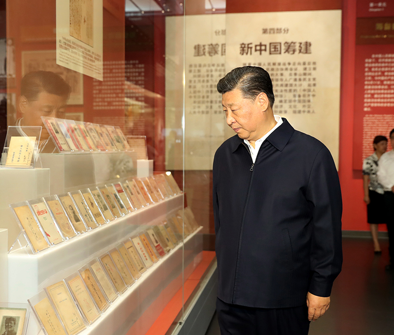 9月12日，中共中央總書記、國家主席、中央軍委主席習(xí)近平視察中共中央北京香山革命紀念地。這是習(xí)近平在香山革命紀念館參觀《為新中國奠基》主題展覽。