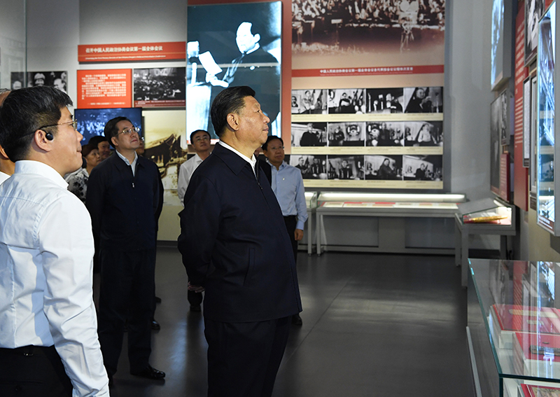 9月12日，中共中央總書記、國家主席、中央軍委主席習(xí)近平視察中共中央北京香山革命紀念地。這是習(xí)近平在香山革命紀念館參觀《為新中國奠基》主題展覽。