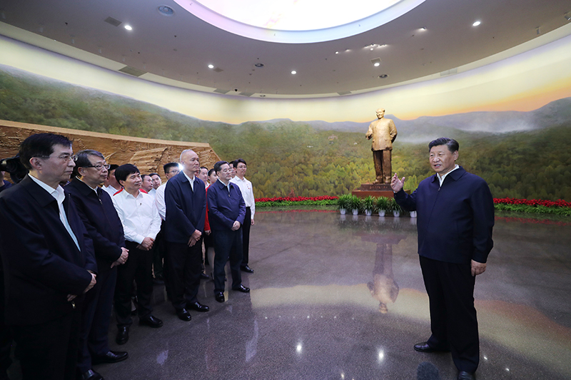9月12日，中共中央總書記、國家主席、中央軍委主席習(xí)近平視察中共中央北京香山革命紀念地。這是習(xí)近平在香山革命紀念館參觀《為新中國奠基》主題展覽，并發(fā)表重要講話。
