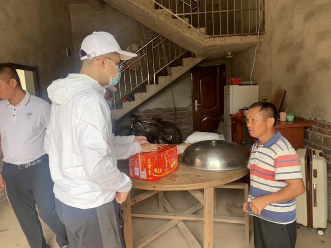 實踐隊走訪慰問脫貧戶。福建船政交通職業(yè)學(xué)院供圖