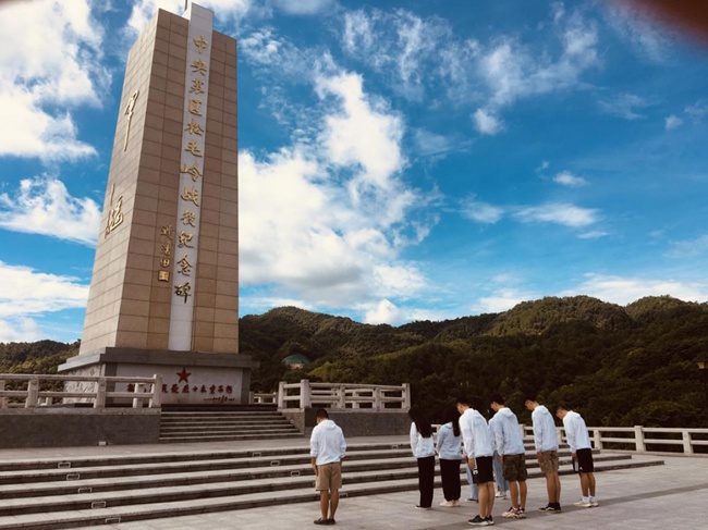 實踐隊向松毛嶺戰(zhàn)役中犧牲的烈士鞠躬默哀。福建船政交通職業(yè)學(xué)院供圖