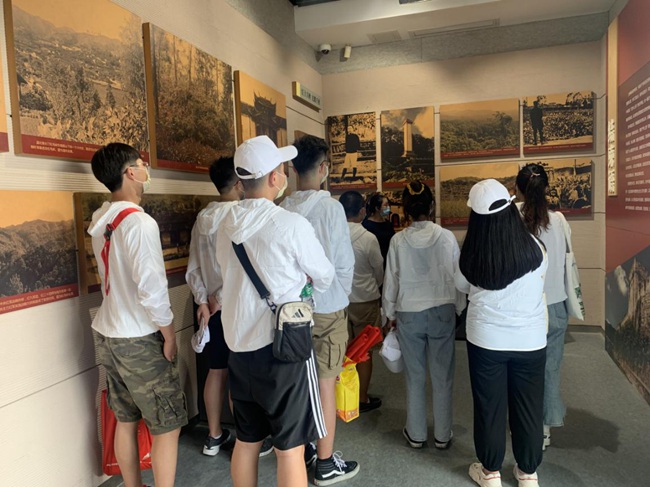 在福建省蘇維埃政府舊址聆聽(tīng)革命先輩事跡。福建船政交通職業(yè)學(xué)院供圖